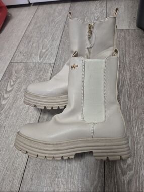 MEXX Girl's Cream Color Chelsea Boot With Chunky Lugged Platform Sole. EUC. Sz 1